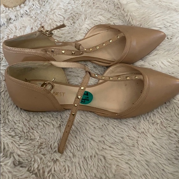 Nine West 7.5 Tan Pointy flats with studs - Picture 2 of 4